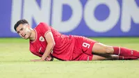 Pemain Timnas Indonesia U-19, Jens Raven meringis kesakitan setelah mengalami cedera saat menghadapi Thailand U-19 pada laga final Piala AFF U-19 2024 di Stadion Gelora Bung Tomo, Surabaya, Senin (29/7/2024). (Bola.com/Bagaskara Lazuardi)