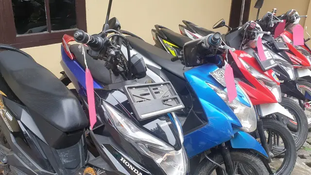 Beberapa barang bukti hasil pengungkapan kasus sindikat curanmor di Mapolsek Tarogong Kidul, Jumat (20/5/2022) petang. (Liputan6.com/Jayadi Supriadin)
