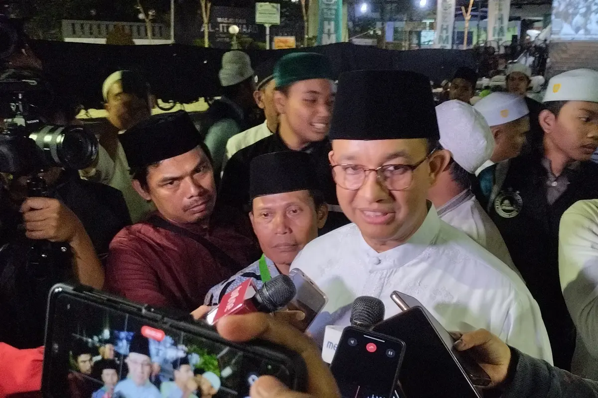 Bakal calon presiden Anies Baswedan usai menghadiri Maulid Nabi Muhammad SAW di Masjid Al Ittihad, Tebet, Jakarta Selatan, Jumat (13/10/2023). (Liputan6.com/Winda Nelfira)