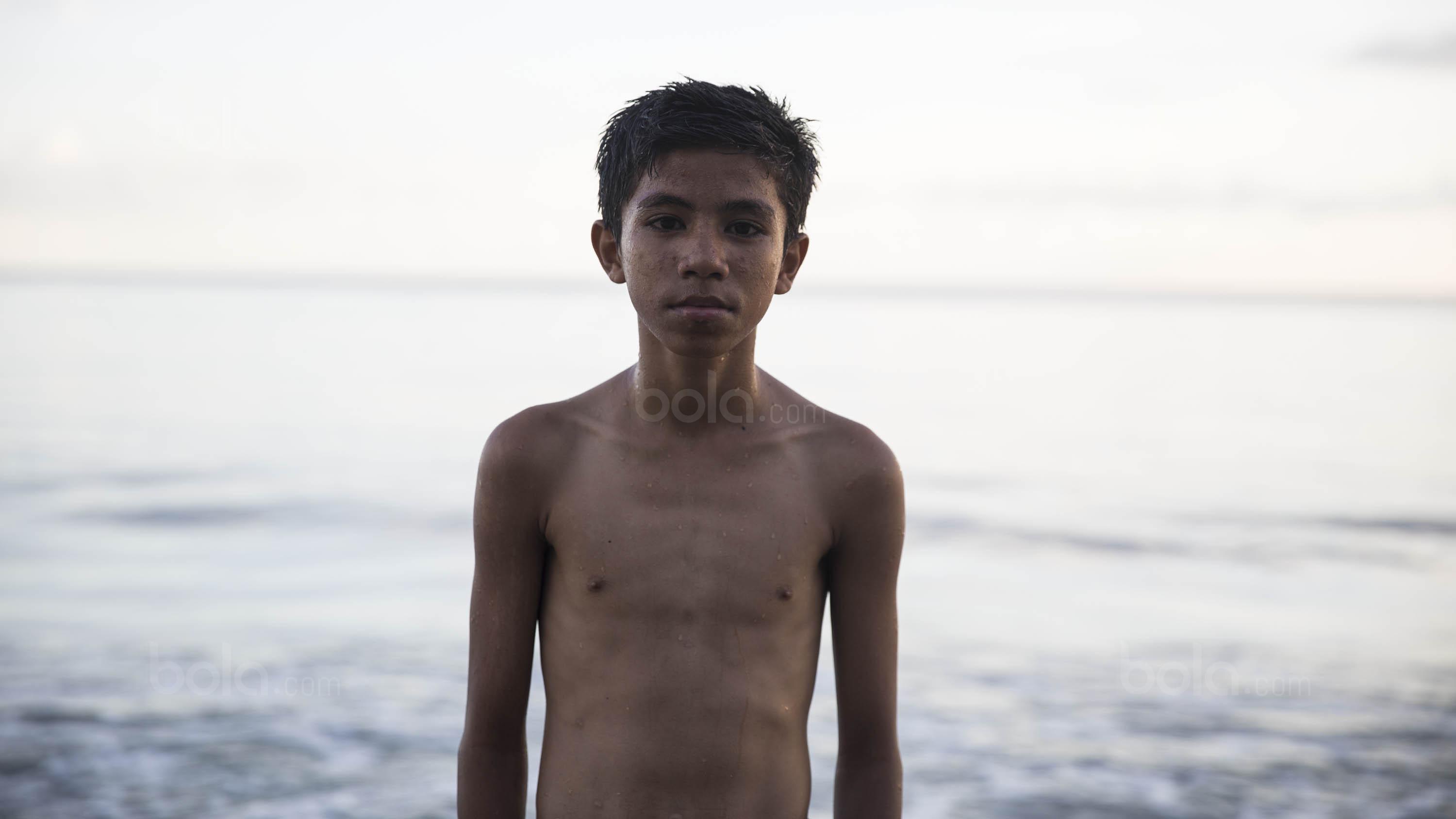 Pesepak bola Tulehu Putra, Rizki Lestaluhu, usai latihan di tepi Pantai Tial, Tulehu, Selasa (14/11/2017). (Bola.com/Vitalis Yogi Trisna)