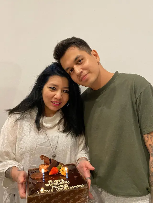 Tak Kalah Keren dari Anak, Ini 6 Potret Ibu Kevin Julio yang Jarang Tersorot