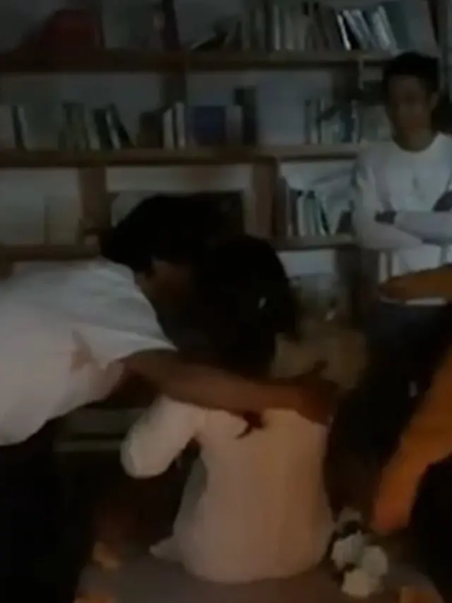 Wanita Gelar Upacara Pemakaman Diri Sendiri