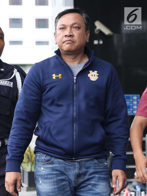 Bupati Pakpak Bharat Sumatera Utara, Remigo Yolanda Berutu saat tiba di Gedung KPK, Jakarta, Minggu (18/11). Remigo Yolanda Berutu terkena OTT terkait dugaan penerimaan suap proyek di Dinas PUPR. (Liputan6.com/Helmi Fithriansyah)