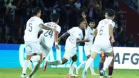 Pemain Persik merayakan gol Jeam Kelly Sroyer saat menyamakan skor imbang 1-1 melawan PSM. (Bola.com/Gatot Sumitro)