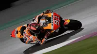 Aksi pembalap Repsol Honda, Marc Marquez saat melakoni tes pramusim MotoGP 2018 di Sirkuit Losail, Qatar. (Twitter/Repsol Honda)