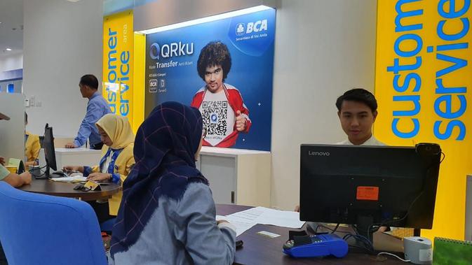 Kantor PT Bank Central Asia Tbk (BCA). saat ini transpormasi digital BCA melalui internet dan mobile banking, dan berbagai aplikasi, fitur, alat pembayaran nontunai.