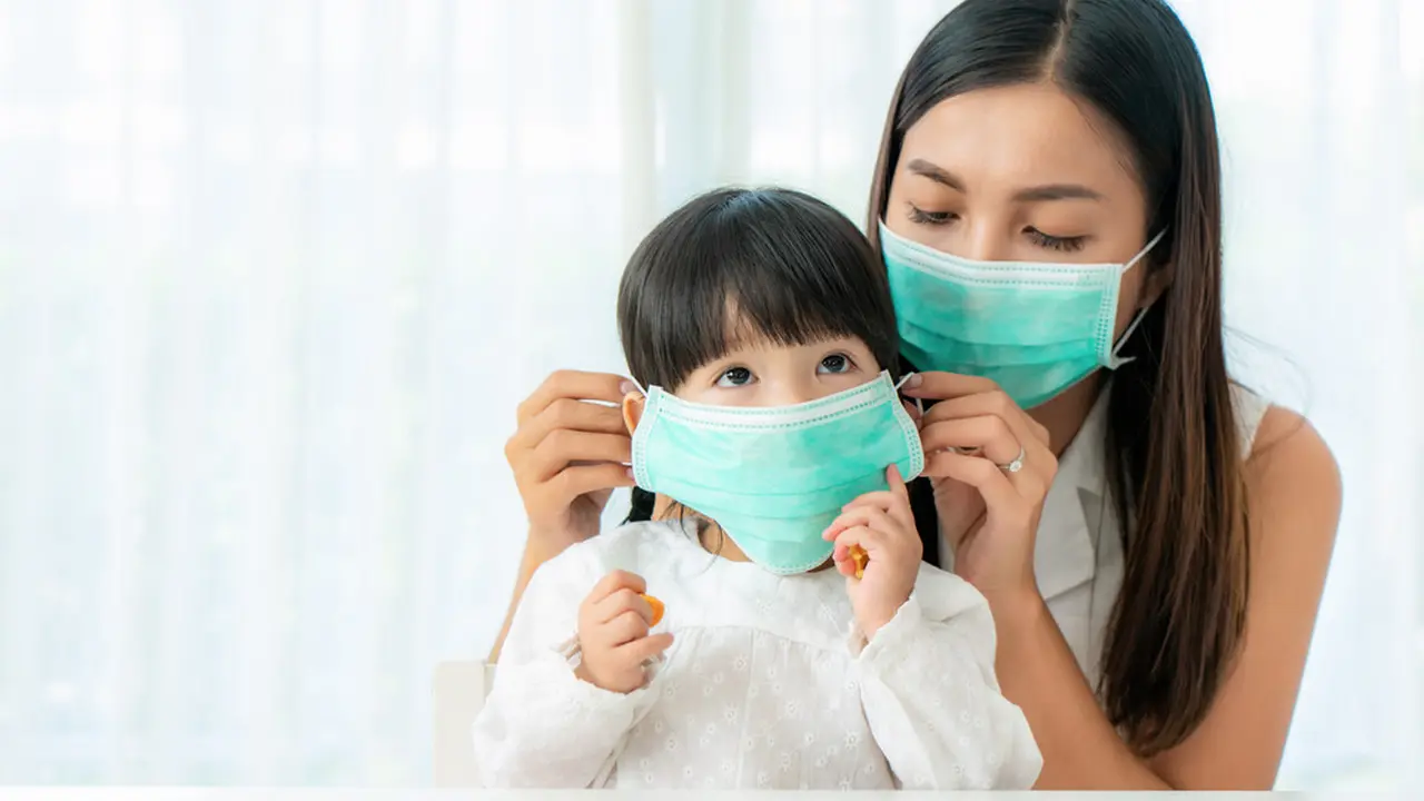 ibu dan anak pakai masker