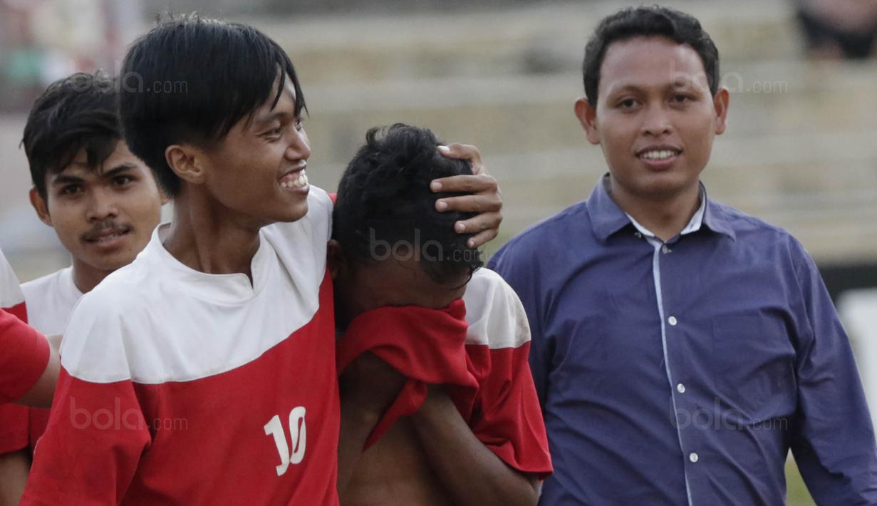 Pemain STIMED Nusa Palapa menangis usai menjuarai Torabika Campus Cup 2017 di Stadion UNM, Makassar, Kamis, (19/10/2017). STIMED Nusa Palapa menang adu penalti atas STKIP Mega Resky. (Bola.com/M Iqbal Ichsan)