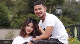 Pemain dengan nomor punggung 18 ini juga sering mengunggah potret kebersamaan dengan sang kekasih, Ghea Youbi. Kali ini, keduanya juga tampil serasi dengan kaus putih. (Liputan6.com/IG/@gianzolanasrullohnugraha)