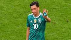 Gelandang timnas Jerman, Mesut Oezil, memutuskan pensiun dari pentas internasional, Minggu (22/7/2018). (AFP/Luis Acosta)