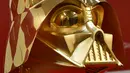 Topeng Darth Vader yang terbuat dari emas ini akan mulai dijual pada tanggal 4 Mei mendatang di toko emas tersebut yang berada di daerah Ginza, Jepang, Selasa (25/4). (AFP Photo/Kazuhiro NOGI)
