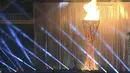 Atlet sepak bola Boaz Solossa menyalakan api Kaldron PON Papua saat upacara pembukaan di Stadion Lukas Enembe, Kompleks Olahraga Kampung Harapan, Distrik Sentani Timur, Kabupaten Jayapura, Papua, Sabtu (2/10/2021). (ANTARA FOTO via InfoPublik/Nova Wahyudi)