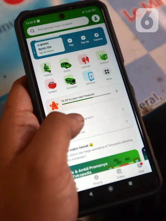 Warga melakukan transaksi digital sektor e-commerce di Jakarta, Rabu (20/7/2022). Potensi pasar bagi pelaku e-commerce di Indonesia sangat besar, menurut laporan We Are Social terdapat 204,7 juta pengguna internet di Tanah Air per Januari 2022. (merdeka.com/Imam Buhori)