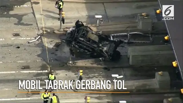 VIDEO: Mobil Terbakar Usai Tabrak Gerbang Tol