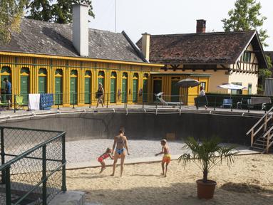 Anak-anak bermain di bekas kolam renang perempuan yang kosong dan dipenuhi pasir di pemandian air panas Bad Fischau, 50 km selatan Wina, di Bad Fischau, Austria Hilir, pada 18 Agustus 2022. Pemandian air panas Belle Epoque Bad Fischau yang terkenal harus menutup beberapa kolam karena beberapa mata air yang memasoknya telah mengering karena kekeringan di tengah perubahan iklim. (Alex HALADA / AFP)