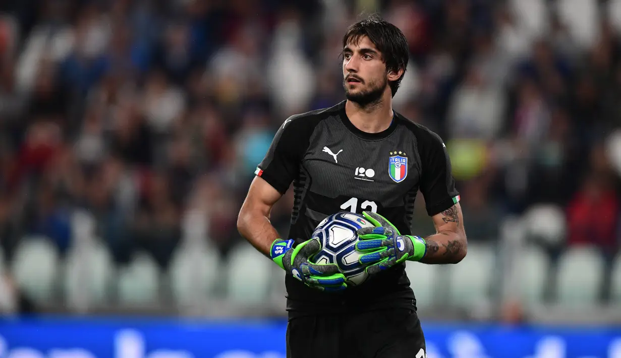 Kiper Italia, Mattia Perin saat berlaga melawan Belanda dalam pertandingan persahabatan di Stadion Allianz di Turin, Italia (4/6). Pada pertandingan itu Italia bermain imbang 1-1 atas Belanda. (AFP Photo/Miguel Medina)