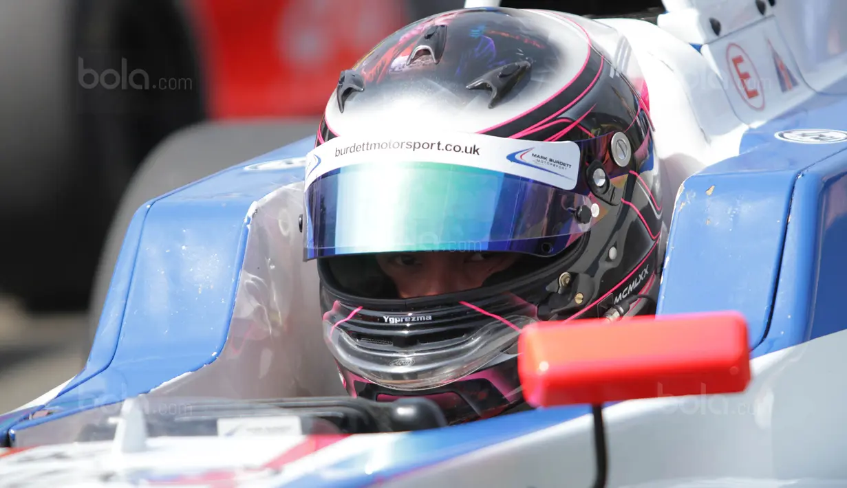 Pebalap Indonesia, Presley Martono, bersiap jelang balapan Formula Renault 2.0 Eurocup di Sirkuit Red Bull Ring, Austria, Minggu (23/7/2017). Presley gagal finis karena ditabrak. (Bola.com/Reza Khomaini)