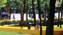 Anak-anak saat foto di area Taman Puring, Jakarta Selatan, Minggu (26/12/2021). Memanfaatkan libur Natal dan Tahun Baru banyak warga memanfaatkan bersama keluarga berwisata ke taman karena hemat biaya. (Liputan6.com/Angga Yuniar)