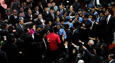Para anggota DPR mengepung meja pimpinan sidang Paripurna ke-2 di ruang Nusantara, Senayan, Jakarta, (1/10/14). (Liputan6.com/Andrian M Tunay)