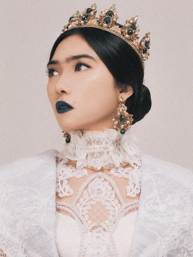 6 Gaya Pemotretan Isyana Sarasvati dalam Single Terbarunya, Bak Ratu Eropa
