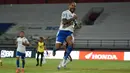 Memanfaatkan umpan terobos dari Frets Butuan, David da Silva yang lolos dari dua penjagaan bek PSM Makassar berhasil melesatkan bola dengan tenang ke sudut kanan gawang. (Dok. Persib Bandung)