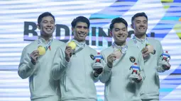 Ganda putra Indonesia Sabar Karyaman Gutama/Moh. Reza Pahlevi Isfahani bersama Leo Rolly Carnando/Bagas Maulana merayakan keberhasilan mereka meraih medali SEA Games 2025 di Thammasat University Rangsit Campus, Pathum Thani, Minggu (14/12/2025). (Bola.com/Bagaskara Lazuardi)