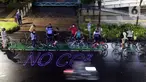 Pegiat bersepeda dan aktivis pecinta lingkungan saat aksi gowes Kelap Kelip Jakarta Night Ride #NOP26 di Kawasan Dukuh Atas, Jalan Jenderal Sudirman, Jakarta, Jumat (26/11/2021). Aksi bertujuan untuk mendorong penggunaan sepeda sebagai solusi transportasi nol emisi. (Liputan6.com/Helmi Fithriansyah)