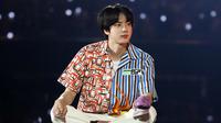 Dalam beberapa penampilannya di atas panggung, Jin sendiri kerap tampil dengan gaya busana kasual. Meski terlihat santai, namun penampilan pria 29 tahun ini tetap terlihat stylish. (Liputan6.com/IG/@jin)