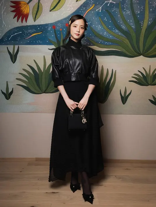 Jisoo BLACKPINK kembali turun gunung dengan hadir di Dior Sping/Summer Haute Couture Show. [@dior]
