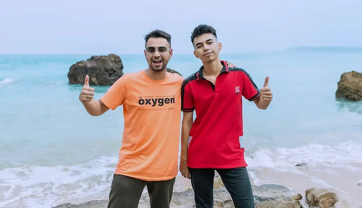 Sampai di Sumba, Dimas yang dikenal sebagai penjual bakso ikan ini tampil santai saat bermain di pantai sambil menikmati pemandangan bersama Raffi. (Liputan6.com/IG/@dimas_baam)