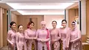 Saat momen siraman, keluarga Aaliyah kompak mengenakan kebaya dan beskap nuansa pink pastel yang lembut. Kebaya dan beskap pink itu dipadukan dengan kain batik coklat. [@deafebrindagallery/@thariqhalilintar].