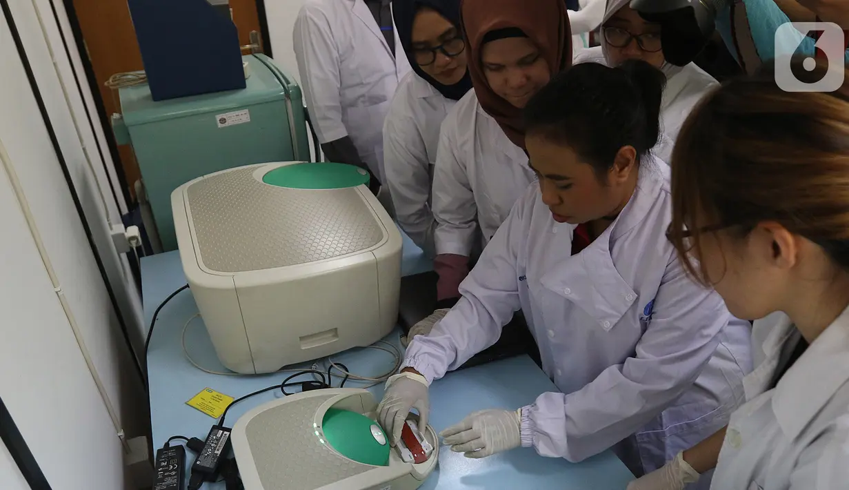 Sejumlah peneliti saat workshop Teknologi ddPCR  di Gedung LIPI, Cibinong, Bogor, Jawa Barat, Rabu (30/10/2019). Keberadaan teknologi ddPCR dinilai efektif dan sesuai dengan kebutuhan digitalisasi dalam proses penelitian halal, penyakit, dan produk rekayasa genetika. (Liputan6.com/Herman Zakharia)