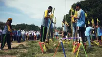 Sepak bola egrang selalu diadakan dalam masa pengenalan lingkungan sekolah di SMAN 4 Tegal. (Liputan6.com/Fajar Eko Nugroho)