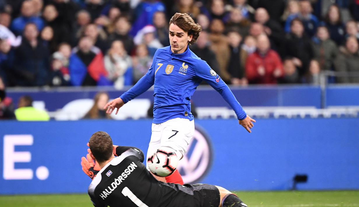 Proses terjadinya gol Antoine Griezmann pada laga kedua Kualifikasi Piala Eropa 2020 Grup H yang berlangsung di Stadion Stade de France, Paris, Selasa (26/3). Perancis menang 4-0 atas Islandia. (AFP/Franck Fife)