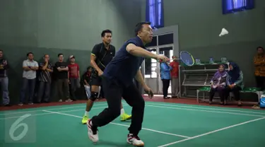 Menpora Imam Nahrawi (depan) berusaha mengembalikan kok saat bermain bulutangkis bersama para olimpian di Jakarta, Jumat (30/12). Menpora menghabiskan akhir tahun 2016 bersama para legenda bulutangkis Indonesia. (Liputan6.com/Helmi Fithriansyah)