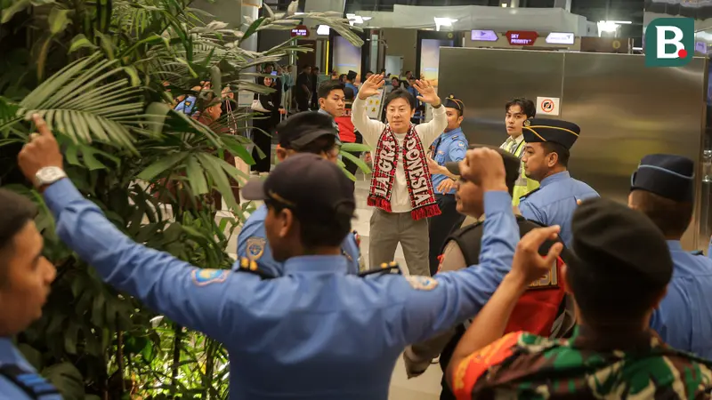 Foto: Pulang ke Korea Selatan, Shin Tae-yong Dilepas dengan Meriah oleh Masyarakat dan Suporter Indonesia