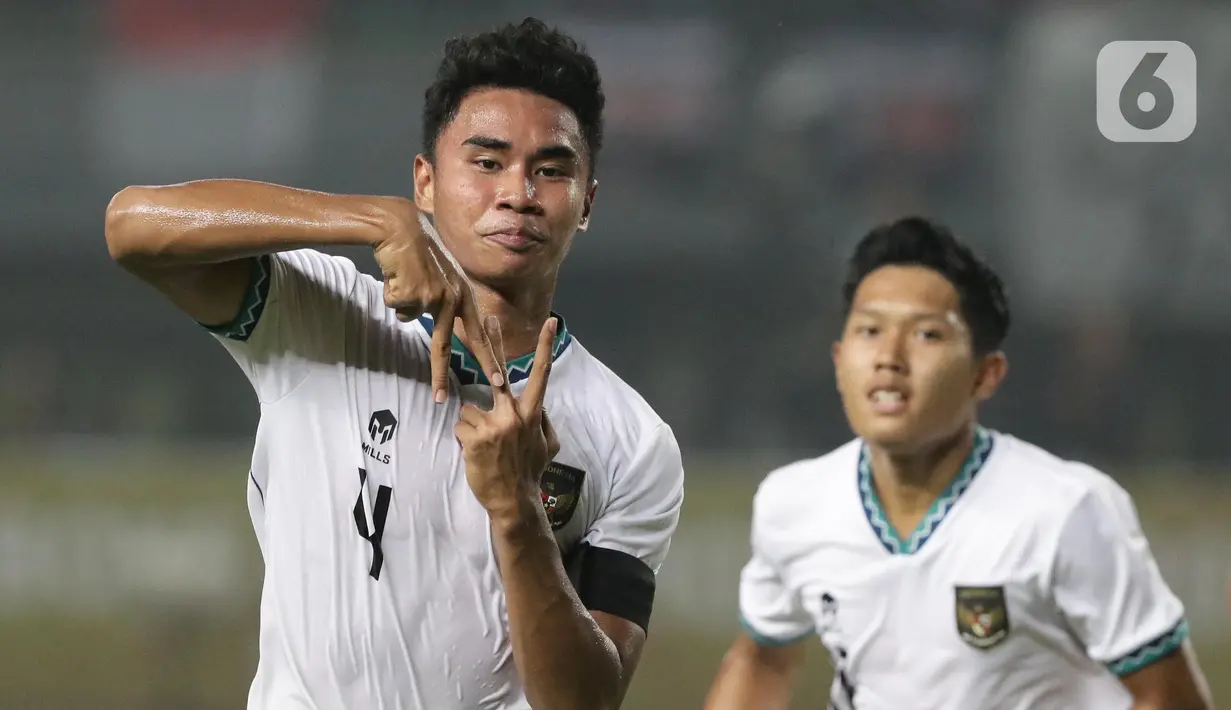Pemain belakang Timnas Indonesia U-19, Muhammad Ferrari merayakan golnya pada laga grup A Piala AFF U-19 2022 melawan Myanmar U-19 di Stadion Patriot Candrabhaga, Bekasi, Jawa Barat, Minggu (10/7/2022). Meski berhasil menundukkan Myanmar U-19 dengan skor 5-1, namun Timnas Indonesia U-19 gagal melaju ke semifinal. (Liputan6.com/Helmi Fithriansyah)