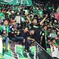 Aksi Bonek saat mendukung Persebaya di tribune stadion. (Liputan6.com/Dimas Angga)