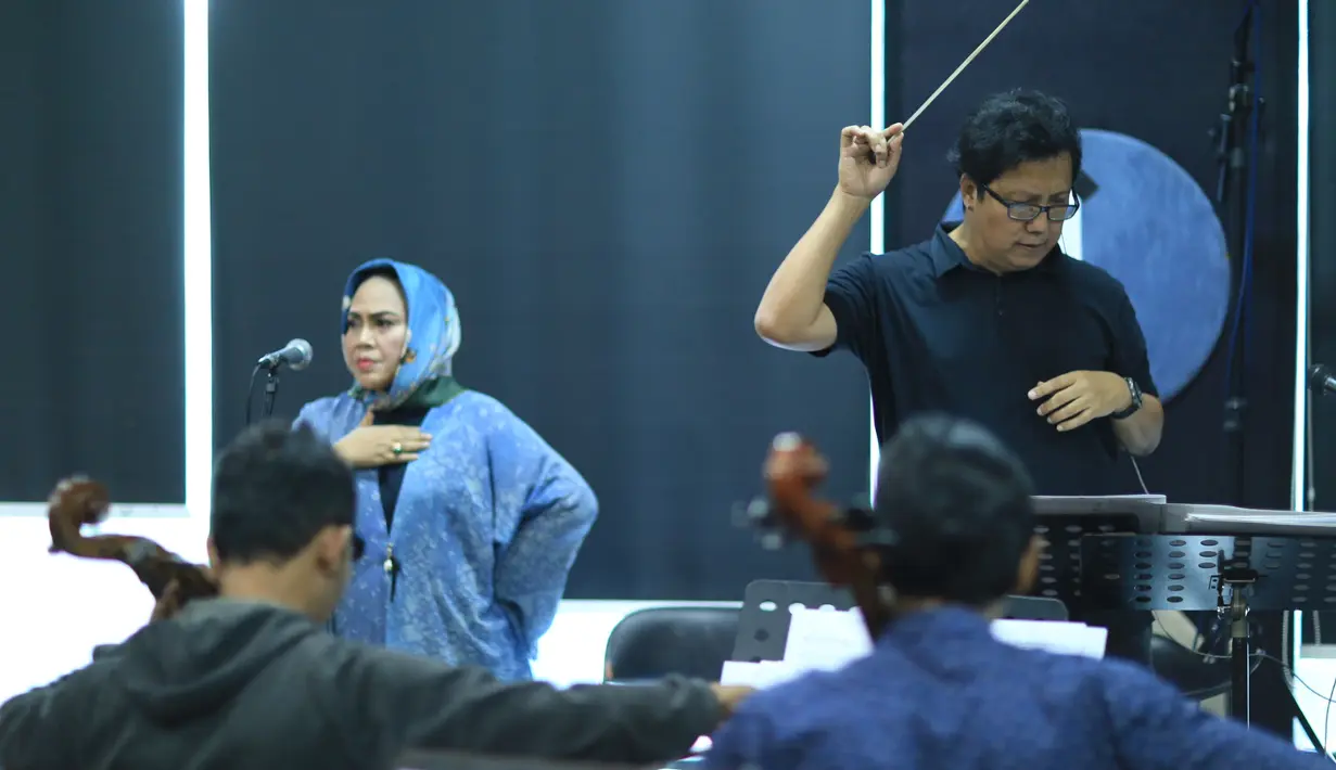 Hetty Koes Endang saat menjalani latihan bersama Erwin Gutawan Orchestra, di Studio Erwin Gutawa, kawasan Antasari, Cilandak, Jakarta Selatan, Minggu (8/1/2017). (Adrian Putra/Bintang.com)