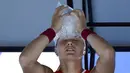 Petenis Belarusia Aryna Sabalenka mendinginkan diri dengan meletakkan es pada wajahnya saat melawan petenis Republik Ceko Marketa Vondrousova dalam pertandingan kejuaraan tenis Australian Open di Melbourne, Australia, 22 Januari 2022. (AP Photo/Andy Brownbill)