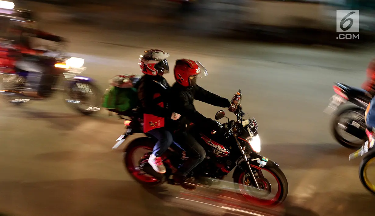 Pemudik bersepeda motor melintasi ruas Jalan Raya Kalimalang, Bekasi, Jawa Barat, Kamis (22/6). Pada malam hari peningkatan kendaraan pemudik terutama yang menggunakan roda dua jauh lebih tinggi dibanding siang hari. (Liputan6.com/Angga Yuniar)