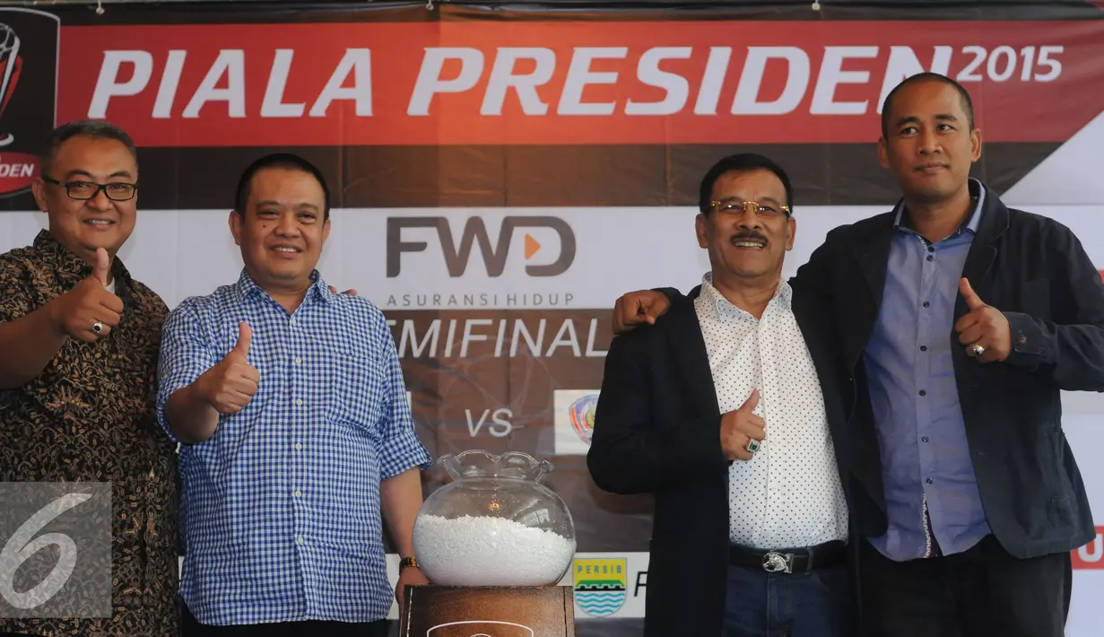 Empat manajer tim yang akan berlaga di Babak Delapan Besar Piala Presiden 2015 berfoto bersama di Jakarta, Selasa (29/9/2015). Laga Delapan Besar Piala Presiden 2015 akan berlangsung pada 3 Oktober mendatang. (Liputan6.com/Helmi Fithriansyah)