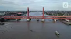 Foto udara menunjukkan jembatan ampera, Palembang, Sumatera Selatan, Minggu (12/3/2023). Dinas Pariwisata Kota Palembang, Sumatera Selatan, menargetkan 2,2 juta wisatawan dapat berkunjung selama 2023. (Liputan6.com/Herman Zakharia)