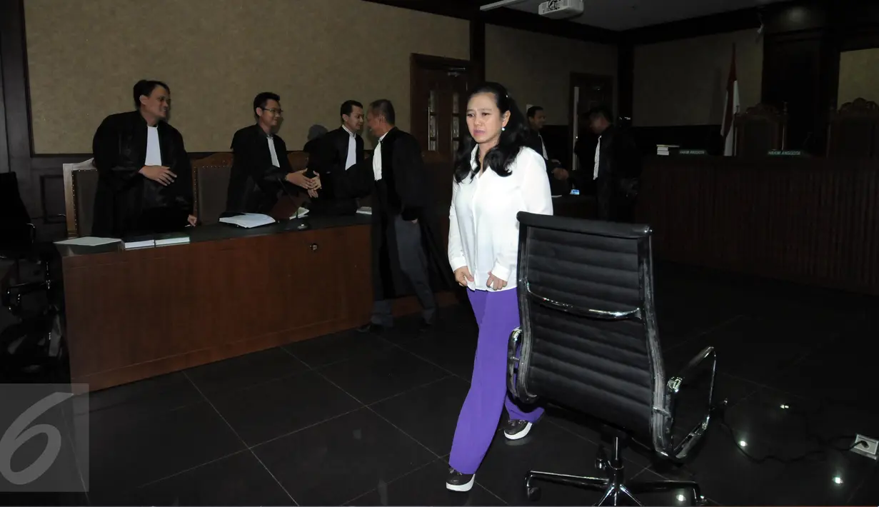 Mantan Anggota Komisi V DPR Damayanti Wisnu Putranti‎ seusai sidang pembacaan putusan di Pengadilan Tipikor, Jakarta, Senin (26/9). Damayanti dinyatakan bersalah menerima suap proyek pelebaran di Maluku, senilai Rp 8,1 miliar. (Liputan6.com/Helmi Afandi)