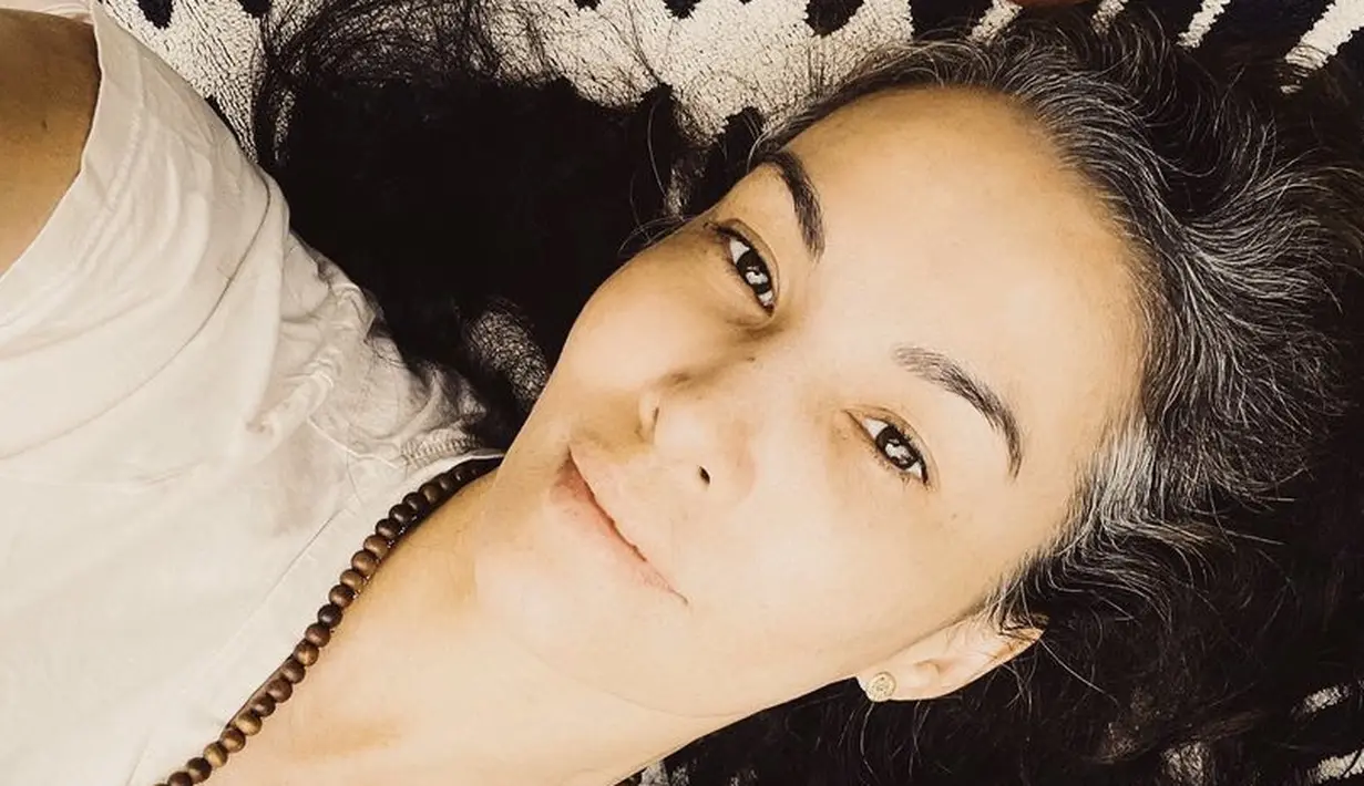 <p>Mengenakan tshirt putih, Nadya rampil dengan menggerai rambut ubannya tersebut.&nbsp;@nadyahutagalung</p>
