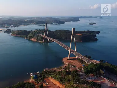 Foto udara pemandangan dari jembatan Barelang di Batam, Kepulauan Riau, Senin (7/5). Barelang merupakan singkatan dari BAtam, REmpang, dan gaLANG. (Liputan6.com/Arya Manggala)