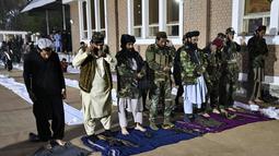 Pasukan Taliban melaksanakan sholat setelah berbuka puasa selama bulan suci Ramadhan di dekat Masjid Wazir Akbar khan di Kabul, Afghanistan (4/4/2022). (AFP/Ahmad Sahel Arman)
