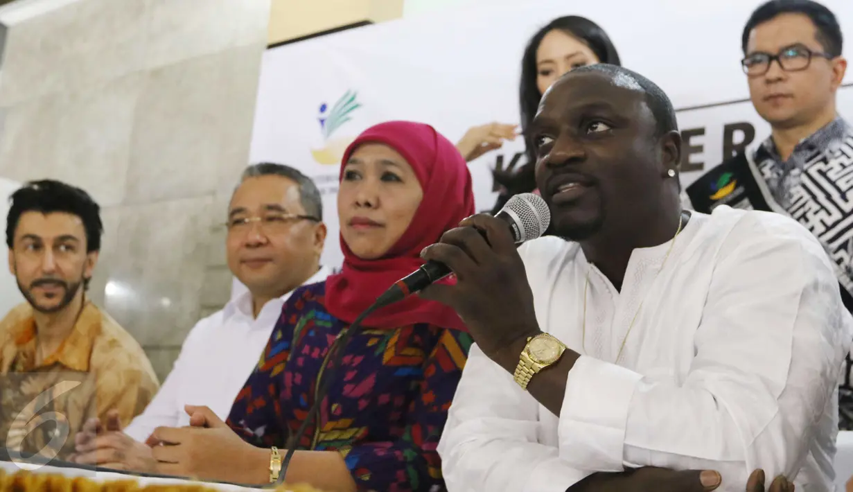 Rapper asal Amerika, Akon memberikan pernyataan saat menggelar konfrensi pers di Kementerian Sosial, Jakarta, Rabu (8/3). Akon akan menggelar mini konser di Kementerian Sosial. (Liputan6.com/Helmi Afandi)