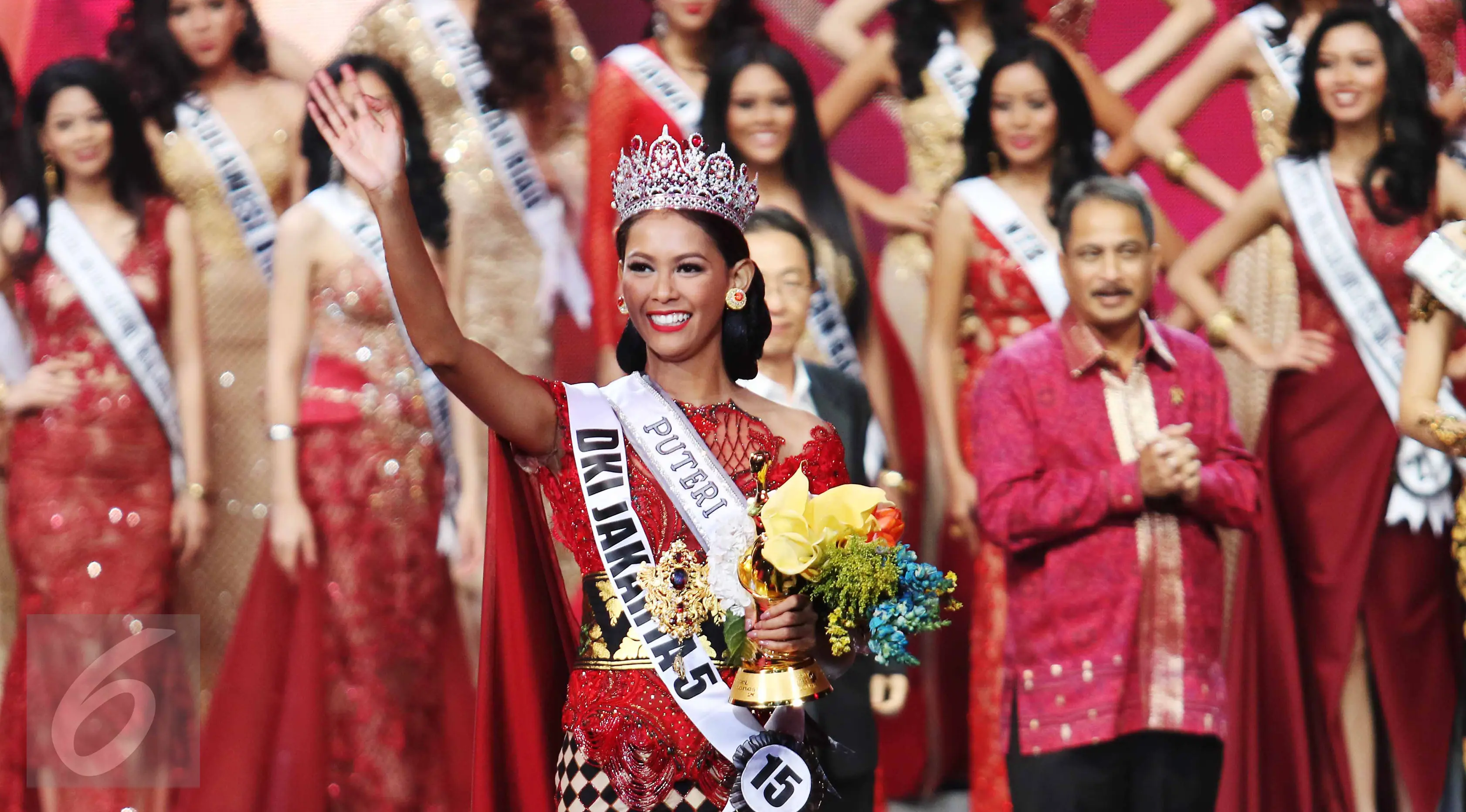 Bunga Jelita Ibrani menyapa penonton usai terpilih sebagai Puteri Indonesia 2017 pada malam Grand Final Putri Indonesia 2017 di JCC, Jakarta, Sabtu (1/3) dini hari. Bunga akan mengikuti ajang Miss Universe, pada 2018. (Liputan6.com/Angga Yuniar)