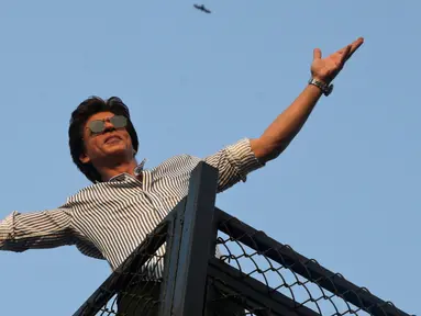 Aktor Bollywood, Shahrukh Khan menyapa para fans yang berkumpul dari balkon rumahnya di Mumbai, India, Kamis (2/11). Pria yang sering dipanggil SRK ini berulang tahun yang ke 52. (AP Photo/Rafiq Maqbool)